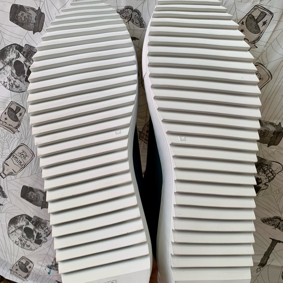 TIANNIA BARNES imptd from Italy, designer Green/metallic green leather trainers - Picture 5 of 7